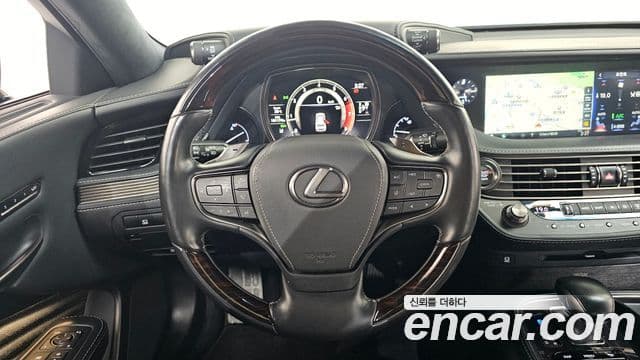 Lexus LS500 2018 — Photo 11/20