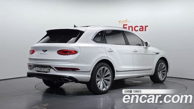 Bentley Bentayga 2022 — ფოტო 2/20