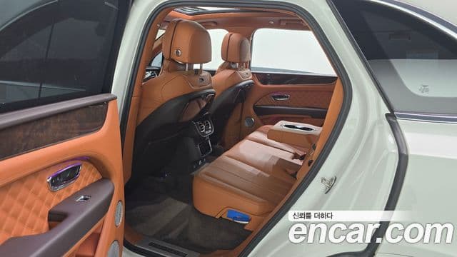 Bentley Bentayga 2022 — ფოტო 11/20