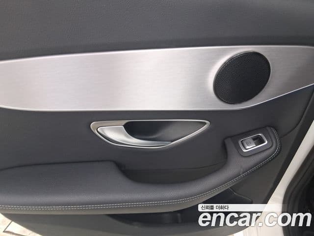 Mercedes-Benz C-Class 2018 — Photo 9/20