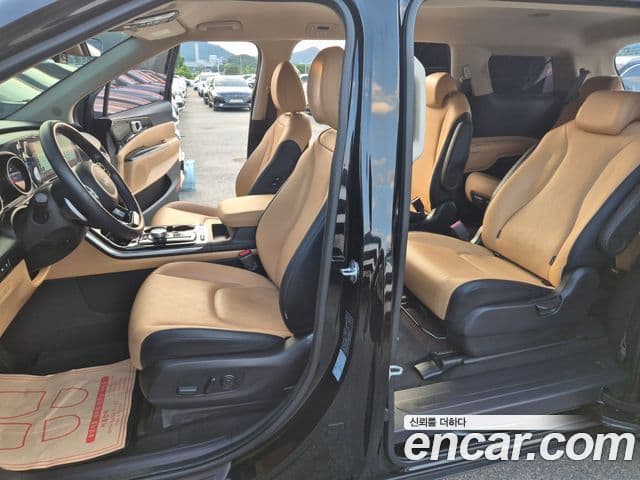 Kia Carnival 2022 — ფოტო 8/20