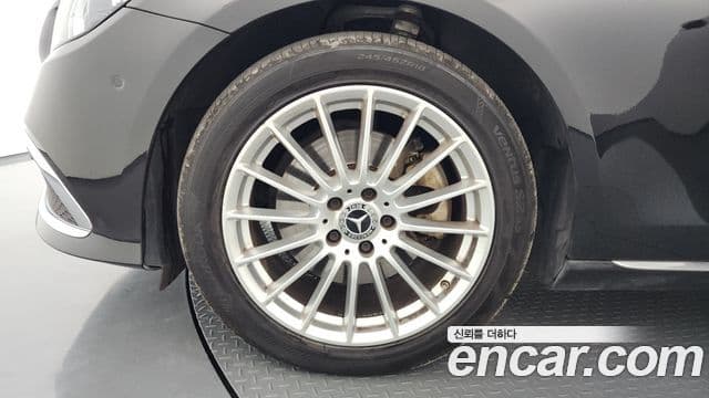 Mercedes-Benz E-Class 2021 — ფოტო 5/20