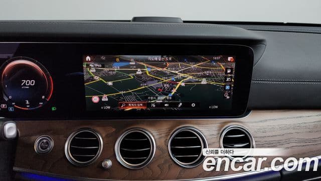 Mercedes-Benz E-Class 2021 — ფოტო 13/20