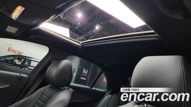 Mercedes-Benz E-Class 2021 — ფოტო 19/20