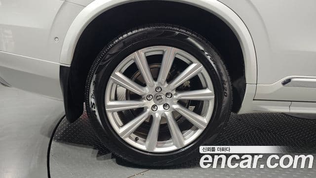Volvo XC90 2018 — Photo 29/31