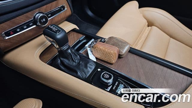 Volvo XC90 2018 — Photo 14/31