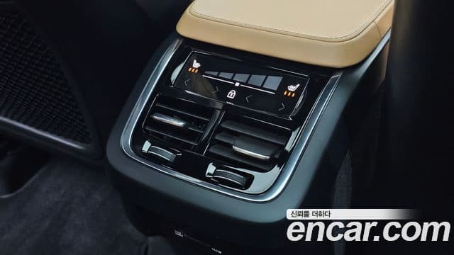 Volvo XC90 2018 — Photo 18/31