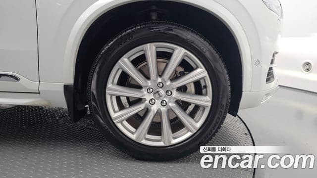Volvo XC90 2018 — Photo 16/31