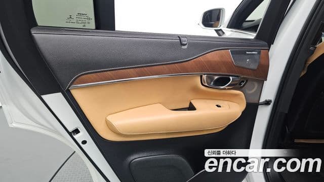 Volvo XC90 2018 — Photo 17/31