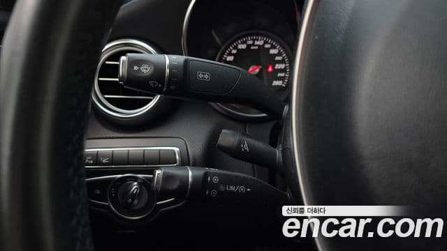 Mercedes-Benz C-Class 2018 — Photo 1/20