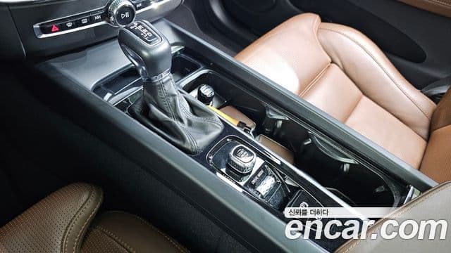 Volvo XC60 2019 — Şəkil 9/20
