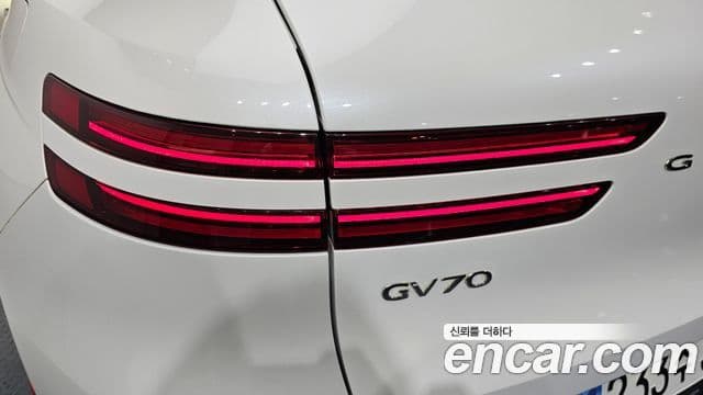 Genesis GV70 2022 — Şəkil 32/33