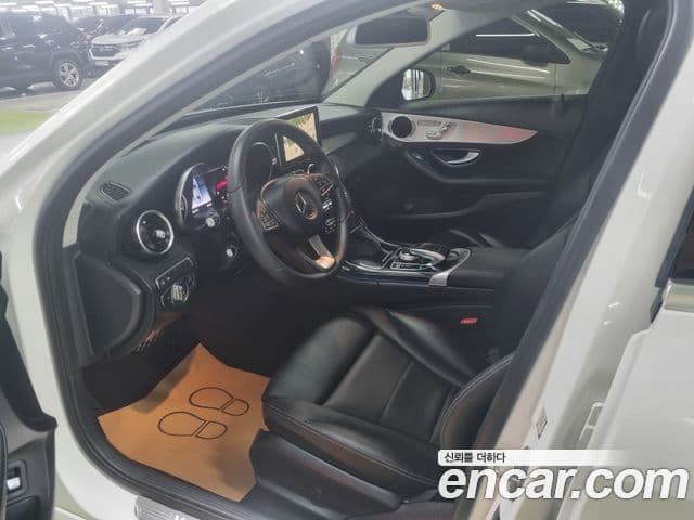 Mercedes-Benz C-Class 2018 — ფოტო 8/19