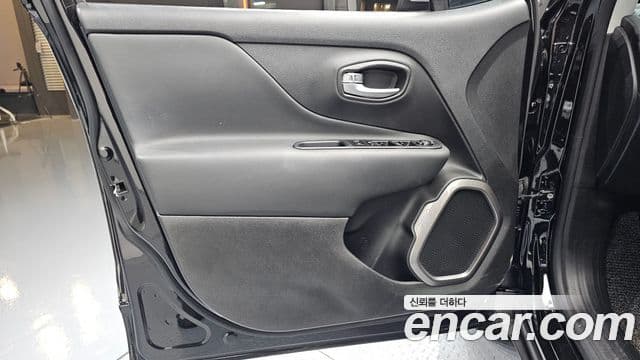 Jeep Renegade 2022 — Şəkil 22/31