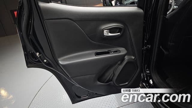 Jeep Renegade 2022 — Şəkil 24/31