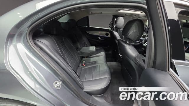 Mercedes-Benz E-Class 2019 — ფოტო 18/20