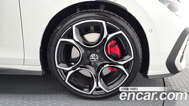 Volkswagen Golf 2025 — Photo 26/33