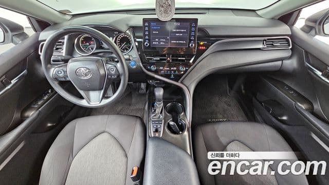 Toyota Camry 2023 — ფოტო 25/33