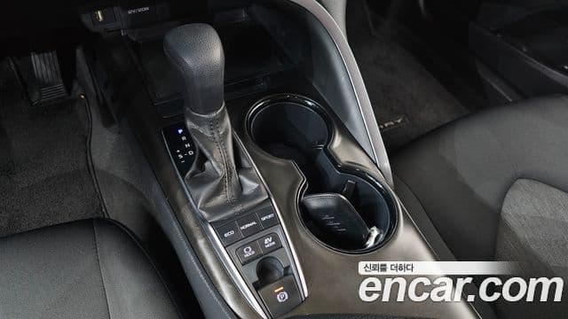 Toyota Camry 2023 — ფოტო 16/33
