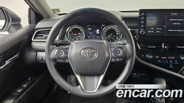 Toyota Camry 2023 — ფოტო 23/33