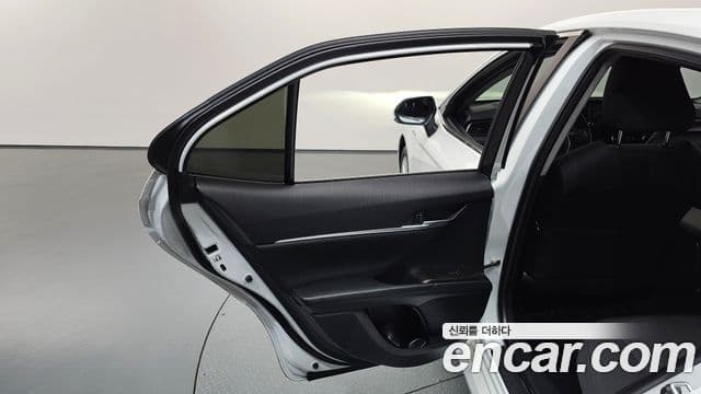 Toyota Camry 2023 — ფოტო 26/33