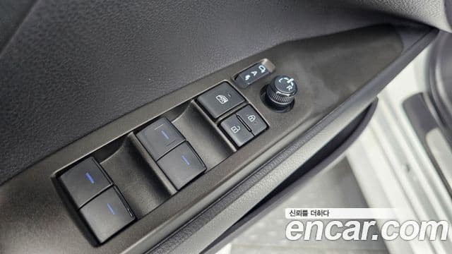 Toyota Camry 2023 — ფოტო 30/33