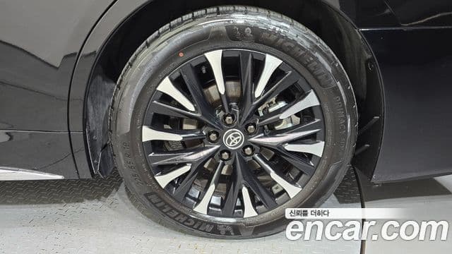 Toyota Alphard 2024 — Photo 9/37