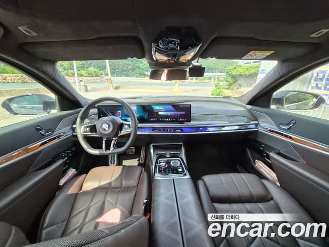 BMW 7 Series 2023 — ფოტო 7/19