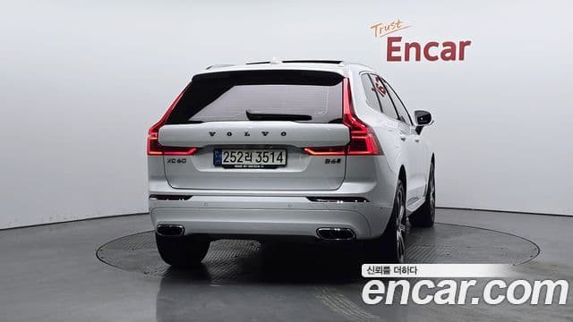 Volvo XC60 2021 — Photo 15/34
