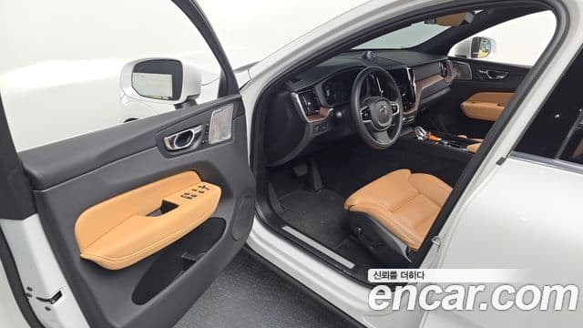 Volvo XC60 2021 — Photo 21/34