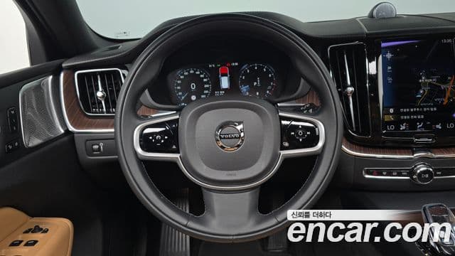 Volvo XC60 2021 — Photo 2/34