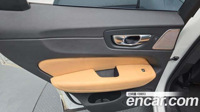 Volvo XC60 2021 — Photo 9/34