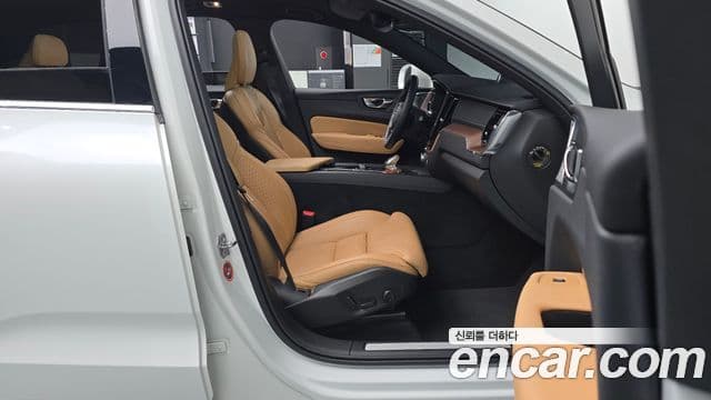 Volvo XC60 2021 — Photo 3/34