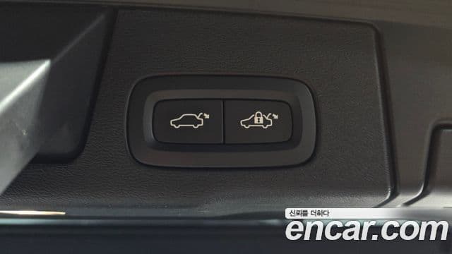 Volvo XC60 2021 — Photo 27/34