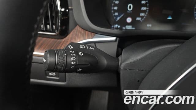 Volvo XC60 2021 — Photo 18/34