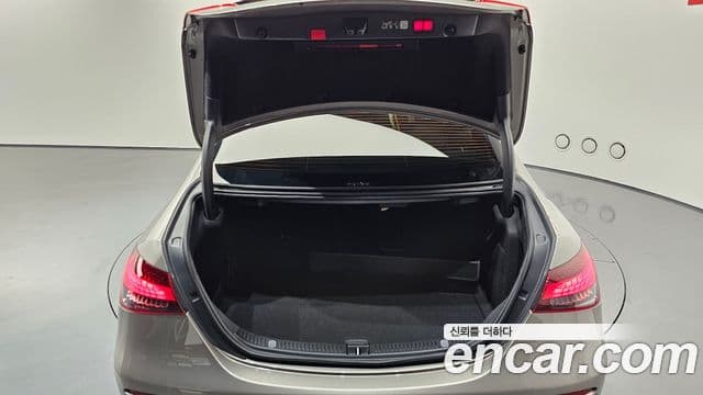 Mercedes-Benz E-Class 2023 — ფოტო 17/20