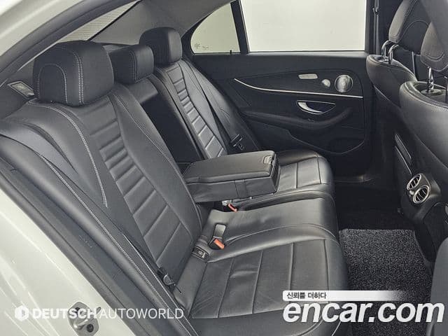 Mercedes-Benz E-Class 2020 — ფოტო 11/20