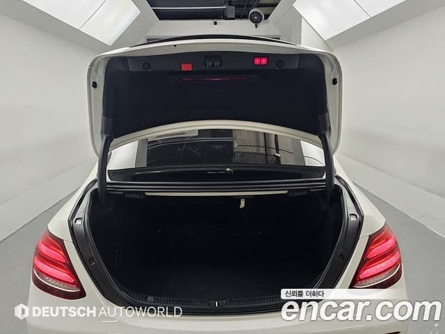 Mercedes-Benz E-Class 2020 — ფოტო 18/20