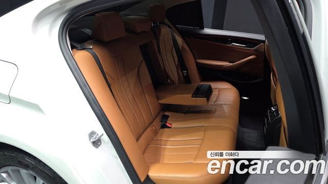 BMW 5 Series 2018 — Şəkil 11/20