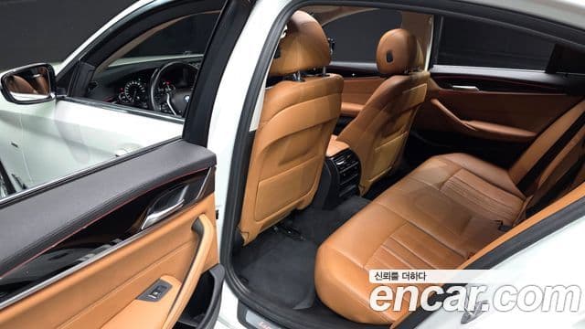 BMW 5 Series 2018 — Şəkil 12/20