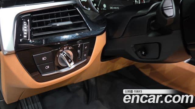 BMW 5 Series 2018 — Şəkil 18/20