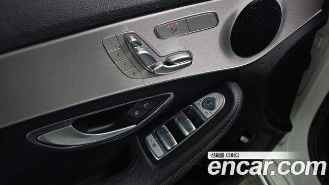 Mercedes-Benz C-Class 2018 — Şəkil 18/20