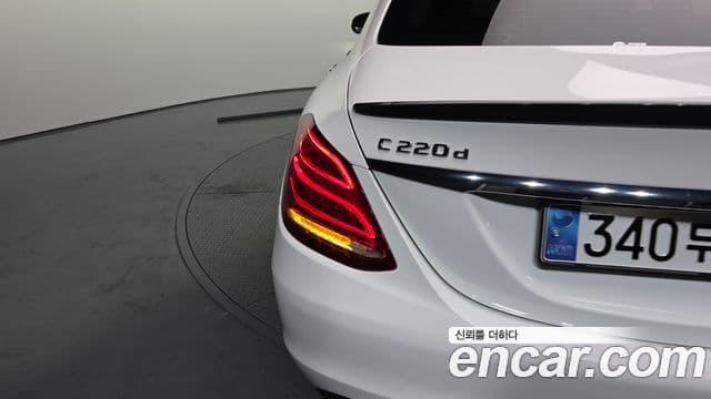 Mercedes-Benz C-Class 2018 — Photo 21/30