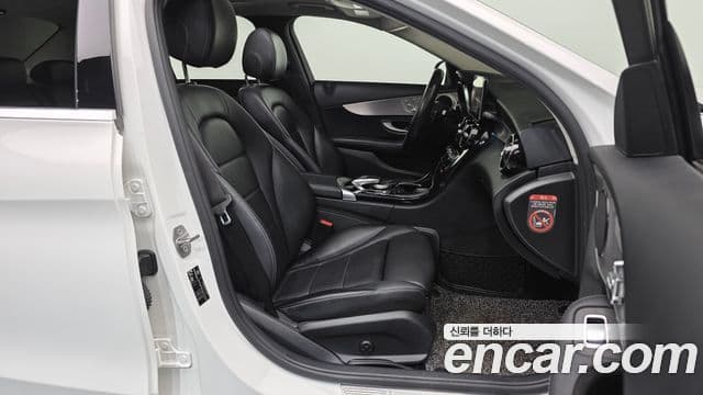 Mercedes-Benz C-Class 2018 — Photo 12/30