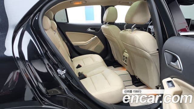 Mercedes-Benz GLA-Class 2019 — Şəkil 10/20