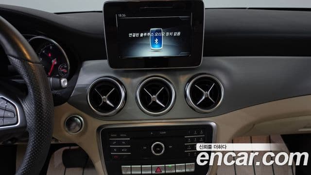 Mercedes-Benz GLA-Class 2019 — Şəkil 11/20
