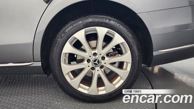 Mercedes-Benz E-Class 2019 — Photo 27/37