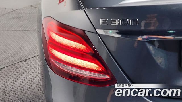 Mercedes-Benz E-Class 2019 — Photo 22/37