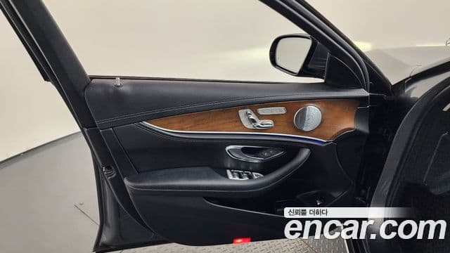 Mercedes-Benz E-Class 2019 — Photo 17/37