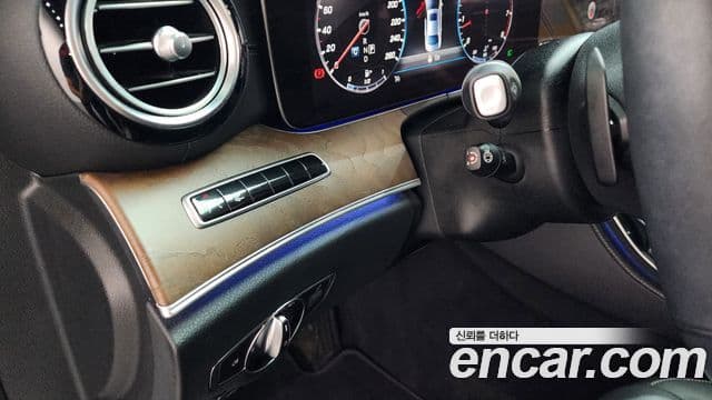 Mercedes-Benz E-Class 2019 — Photo 31/37